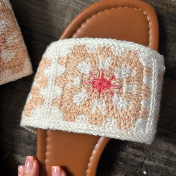 Women's Embroidered Slide Sandals, Size 7 - Picture 2 of 3